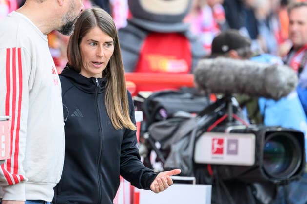 v.l.: Marie-Louise Eta ( 1.FC Union Berlin, Trainerin), GER, Berlin, 1. FC Union Berlin gegen VfL Wolfsburg, 1. Bundesliga, Fußball, DFB, 30. Spieltag, Saison 2025 2026, Alte Försterei, DFB DFL REGULATIONS PROHIBIT ANY USE OF PHOTOGRAPHS AS IMAGE SEQUENCES AND OR QUASI-VIDEO, 18. April 2026,