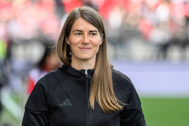 v.l.: Marie-Louise Eta ( 1.FC Union Berlin, Trainerin), GER, Berlin, 1. FC Union Berlin gegen VfL Wolfsburg, 1. Bundesliga, Fußball, DFB, 30. Spieltag, Saison 2025 2026, Alte Försterei, DFB DFL REGULATIONS PROHIBIT ANY USE OF PHOTOGRAPHS AS IMAGE SEQUENCES AND OR QUASI-VIDEO, 18. April 2026,