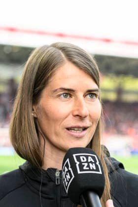 v.l.: Marie-Louise Eta ( 1.FC Union Berlin, Trainerin), GER, Berlin, 1. FC Union Berlin gegen VfL Wolfsburg, 1. Bundesliga, Fußball, DFB, 30. Spieltag, Saison 2025 2026, Alte Försterei, DFB DFL REGULATIONS PROHIBIT ANY USE OF PHOTOGRAPHS AS IMAGE SEQUENCES AND OR QUASI-VIDEO, 18. April 2026,