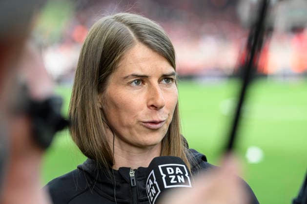 v.l.: Marie-Louise Eta ( 1.FC Union Berlin, Trainerin), GER, Berlin, 1. FC Union Berlin gegen VfL Wolfsburg, 1. Bundesliga, Fußball, DFB, 30. Spieltag, Saison 2025 2026, Alte Försterei, DFB DFL REGULATIONS PROHIBIT ANY USE OF PHOTOGRAPHS AS IMAGE SEQUENCES AND OR QUASI-VIDEO, 18. April 2026,