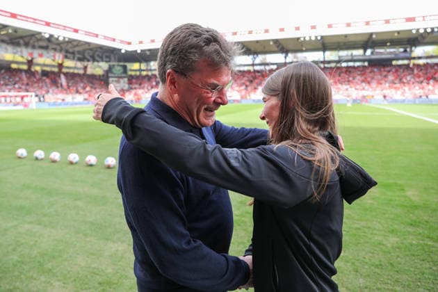 Union vs. VfL, 1. BL Berlin, 18.04.2026, Fußball, Herren, Saison 2025 2026, 1. BL, 1. FC Union Berlin vs. VfL Wolfsburg: Cheftrainer Dieter Hecking (VfL Wolfsburg), Cheftrainerin Marie-Louise Eta (Union Berlin) (DFL DFB REGULATIONS PROHIBIT ANY USE OF PHOTOGRAPHS as IMAGE SEQUENCES and or QUASI-VIDEO) Stadion An der Alten Försterei Deutschland