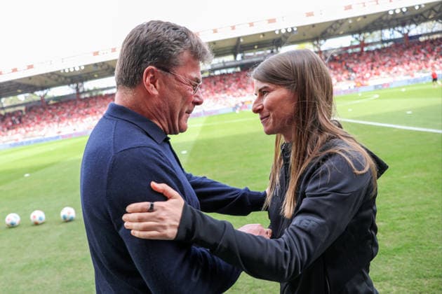 Union vs. VfL, 1. BL Berlin, 18.04.2026, Fußball, Herren, Saison 2025 2026, 1. BL, 1. FC Union Berlin vs. VfL Wolfsburg: Cheftrainer Dieter Hecking (VfL Wolfsburg), Cheftrainerin Marie-Louise Eta (Union Berlin) (DFL DFB REGULATIONS PROHIBIT ANY USE OF PHOTOGRAPHS as IMAGE SEQUENCES and or QUASI-VIDEO) Stadion An der Alten Försterei Deutschland