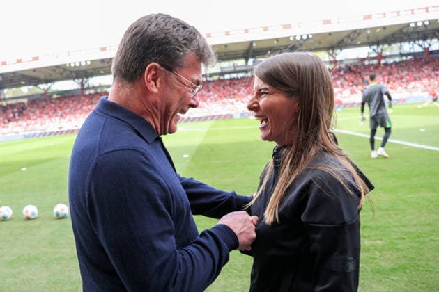 Sport Bilder des Tages Union vs. VfL, 1. BL Berlin, 18.04.2026, Fußball, Herren, Saison 2025 2026, 1. BL, 1. FC Union Berlin vs. VfL Wolfsburg: Cheftrainer Dieter Hecking (VfL Wolfsburg), Cheftrainerin Marie-Louise Eta (Union Berlin) (DFL DFB REGULATIONS PROHIBIT ANY USE OF PHOTOGRAPHS as IMAGE SEQUENCES and or QUASI-VIDEO) Stadion An der Alten Försterei Deutschland *** Union vs VfL, 1 BL Berlin, 18 04 2026, Football, Men, Season 2025 2026, 1 BL, 1 FC Union Berlin vs VfL Wolfsburg Head Coach Dieter Hecking VfL Wolfsburg , Head Coach Marie Louise Eta Union Berlin DFL DFB REGULATIONS PROHIBIT ANY USE OF PHOTOGRAPHS as IMAGE SEQUENCES and or QUASI VIDEO Stadion An der Alten Försterei Germany