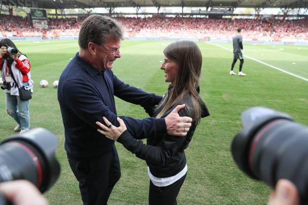 18.04.2026, xtgx, Fussball 1. Bundesliga, 1. FC Union Berlin - VfL Wolfsburg emspor, v.l. Dieter Hecking (Wolfsburg, Trainer) Marie Louise Eta (Union Berlin, Trainerin) (DFL DFB REGULATIONS PROHIBIT ANY USE OF PHOTOGRAPHS as IMAGE SEQUENCES and or QUASI-VIDEO) Berlin