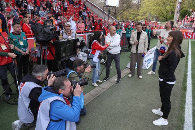 18.04.2026, xtgx, Fussball 1. Bundesliga, 1. FC Union Berlin - VfL Wolfsburg emspor, v.l. Medienrummel, Medieninteresse, Medien, Presse, Fotografen um Marie Louise Eta (Union Berlin, Trainerin) (DFL DFB REGULATIONS PROHIBIT ANY USE OF PHOTOGRAPHS as IMAGE SEQUENCES and or QUASI-VIDEO) Berlin