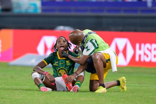 Sport Bilder des Tages April 18, 2026, Hong Kong, Hong Kong Sar, China: HSBC SVNS World Championship, WM, Weltmeisterschaft Hong Kong 7s Rugby 50th Anniversary. Great Britan vs South Africa Womens at Kai Tak Sports Park, Hong Kong SAR, China. Heather Cowell from Great Britain sustains a cut ear leading to 26 from South Africa receiving a read card Hong Kong China - ZUMAr144 20260418_zap_r144_019 Copyright: xJaynexRussellx