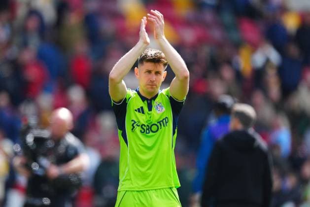 Tom Cairney of Fulham applauds the fans at full time Brentford v Fulham, Premier League, Football, Gtech Community Stadium, London, UK - 18 Apr 2026London Gtech Community Stadium United Kingdom EDITORIAL USE ONLY No use with unauthorised audio, video, data, fixture lists, club league logos or live services. Online in-match use limited to 120 images, no video emulation. No use in betting, games or single club league player publications. Copyright: xJavierxGarcia Shutterstockx 16832102bi