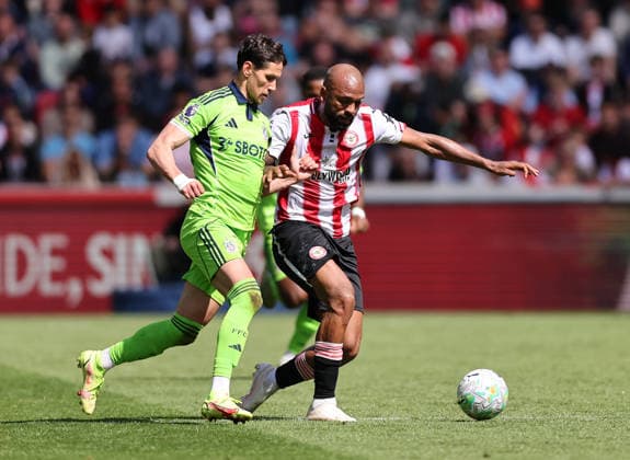 London, England, 18th April 2026. Igor Thiago of Brentford with Sasa Lukic of Fulham during the Brentford vs Fulham Premier League match at Gtech Community Stadium, London. Picture credit should read: David Klein Sportimage EDITORIAL USE ONLY. No use with unauthorised audio, video, data, fixture lists, club league logos or live services. Online in-match use limited to 120 images, no video emulation. No use in betting, games or single club league player publications. SPI_DK_034_Brentford_Fulham SPI-4698-0034