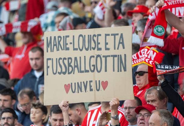 Fußball, Herren, Saison 2025 2026, 1. Bundesliga (30. Spieltag), 1. FC Union Berlin - VfL Wolfsburg, Fans des 1. FC Union feiern Trainerin Marie-Louise Eta (1. FC Union Berlin), 18.04. 2026,
