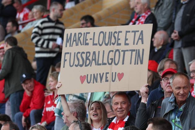 18.04.2026, xtgx, Fussball 1. Bundesliga, 1. FC Union Berlin - VfL Wolfsburg emspor, v.l. Spruchband Banner Fussbalgöttin Marie Louise Eta (Union Berlin, Trainerin) (DFL DFB REGULATIONS PROHIBIT ANY USE OF PHOTOGRAPHS as IMAGE SEQUENCES and or QUASI-VIDEO) Berlin