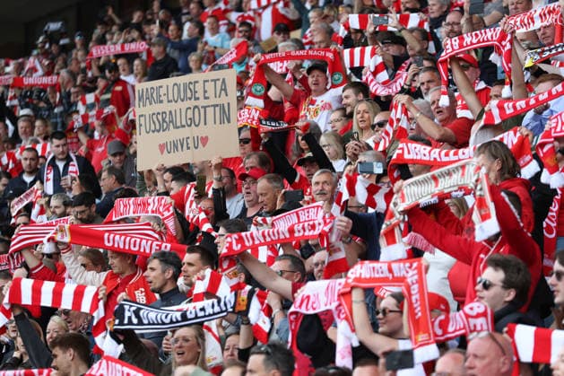 18.04.2026, xtgx, Fussball 1. Bundesliga, 1. FC Union Berlin - VfL Wolfsburg emspor, v.l. Spruchband Banner Fussbalgöttin Marie Louise Eta (Union Berlin, Trainerin) (DFL DFB REGULATIONS PROHIBIT ANY USE OF PHOTOGRAPHS as IMAGE SEQUENCES and or QUASI-VIDEO) Berlin