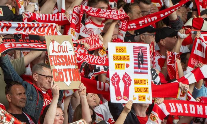 Fußball, Herren, Saison 2025 2026, 1. Bundesliga (30. Spieltag), 1. FC Union Berlin - VfL Wolfsburg, Fans des 1. FC Union feiern Trainerin Marie-Louise Eta (1. FC Union Berlin), 18.04. 2026,