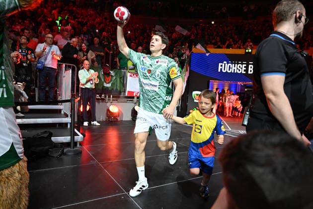 GER, Lanxess Arena Koeln, HBL, LIDL FINAL4, Men, 1. Halbfinale: TVB Lemgo Lippe vs. Fuechse Berlin 18.04.2026, Lanxess Arena , Koeln , GER, Lanxess Arena Koeln, HBL, LIDL FINAL4, Men, 1. Halbfinale: TVB Lemgo Lippe vs. Fuechse Berlin, im Bild: Einlauf Fuechse Leo Prantner (Fuechse Berlin 6),