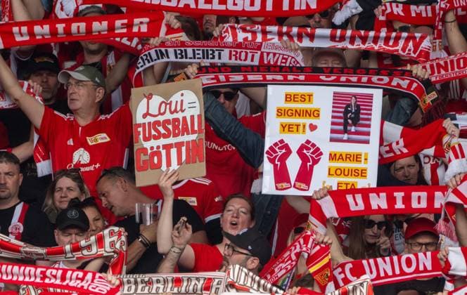 Fußball, Herren, Saison 2025 2026, 1. Bundesliga (30. Spieltag), 1. FC Union Berlin - VfL Wolfsburg, Fans des 1. FC Union feiern Trainerin Marie-Louise Eta (1. FC Union Berlin), 18.04. 2026,
