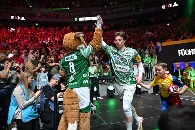 GER, Lanxess Arena Koeln, HBL, LIDL FINAL4, Men, 1. Halbfinale: TVB Lemgo Lippe vs. Fuechse Berlin 18.04.2026, Lanxess Arena , Koeln , GER, Lanxess Arena Koeln, HBL, LIDL FINAL4, Men, 1. Halbfinale: TVB Lemgo Lippe vs. Fuechse Berlin, im Bild: Einlauf Fuechse Nils Lichtlein (Fuechse Berlin 17),