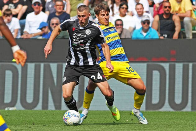 Udinese™s Jakub Piotrowski fights for the ball with Parma™s Adrian Bernabe during the Serie A soccer match between Udinese and Parma at the Bluenergy Stadium in Udine, north east Italy - Saturday, April 18,2026 - soccer  Copyright: xAndreaxBressanutti LaPressex