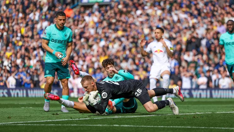Leeds United v Wolverhampton Wanderers, Premier League Wolverhampton Wanderers goalkeeper Daniel Bentley (25) saves from Leeds United forward Dominic Calvert-Lewin (9) during the Premier League match between Leeds United and Wolverhampton Wanderers at Elland Road, Leeds, UK on 18 April 2026. Editorial use only DataCo restrictions apply See www.football-dataco.com , Copyright: xSimonxDaviesx PSI-24093-0018