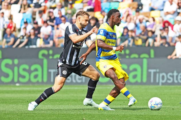 Parma™s Mandela Keita fights for the ball with Udinese™s Jesper Karlstroem during the Serie A soccer match between Udinese and Parma at the Bluenergy Stadium in Udine, north east Italy - Saturday, April 18,2026 - soccer  Copyright: xAndreaxBressanutti LaPressex