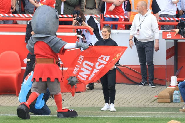 DEU, DFL, 1. FBL, 1.FC Union vs. VfL Wolfsburg, 18.04.2026, Stadion Alte Foersterei, Berlin, DEU, DFL, 1. FBL, 1.FC Union vs. VfL Wolfsburg, im Bild: Cheftrainer Marie-Louise Eta (1.FC Union Berlin), 1.FC Union-Maskotchen -Hammer- DFL - regulations prohibit any use of Photographs as image sequences and or quasi-video