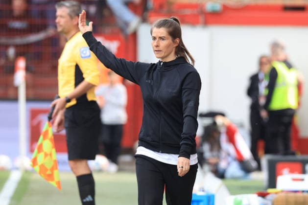 DEU, DFL, 1. FBL, 1.FC Union vs. VfL Wolfsburg, 18.04.2026, Stadion Alte Foersterei, Berlin, DEU, DFL, 1. FBL, 1.FC Union vs. VfL Wolfsburg, im Bild: Cheftrainer Marie-Louise Eta (1.FC Union Berlin) DFL - regulations prohibit any use of Photographs as image sequences and or quasi-video