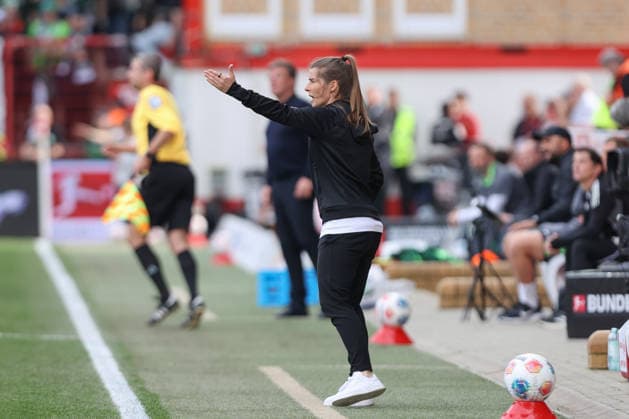 18.04.2026, xtgx, Fussball 1. Bundesliga, 1. FC Union Berlin - VfL Wolfsburg emspor, v.l. Marie Louise Eta (Union Berlin, Trainerin) gibt Anweisungen, gestikuliert mit den Armen, gesticulate, gives instructions (DFL DFB REGULATIONS PROHIBIT ANY USE OF PHOTOGRAPHS as IMAGE SEQUENCES and or QUASI-VIDEO) Berlin