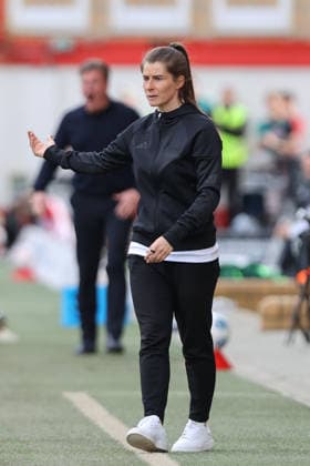 18.04.2026, xtgx, Fussball 1. Bundesliga, 1. FC Union Berlin - VfL Wolfsburg emspor, v.l. Marie Louise Eta (Union Berlin, Trainerin) gibt Anweisungen, gestikuliert mit den Armen, gesticulate, gives instructions (DFL DFB REGULATIONS PROHIBIT ANY USE OF PHOTOGRAPHS as IMAGE SEQUENCES and or QUASI-VIDEO) Berlin