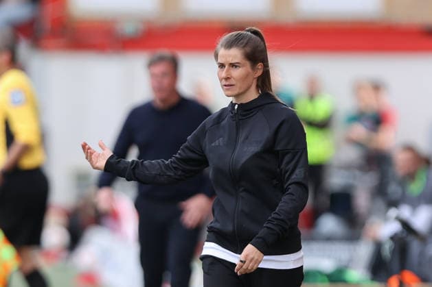 18.04.2026, xtgx, Fussball 1. Bundesliga, 1. FC Union Berlin - VfL Wolfsburg emspor, v.l. Marie Louise Eta (Union Berlin, Trainerin) gibt Anweisungen, gestikuliert mit den Armen, gesticulate, gives instructions (DFL DFB REGULATIONS PROHIBIT ANY USE OF PHOTOGRAPHS as IMAGE SEQUENCES and or QUASI-VIDEO) Berlin