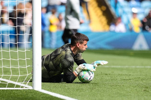 Leeds United v Wolverhampton Wanderers, Premier League Leeds United Goalkeeper Karl Darlow in the pregame warmup session during the Leeds United v Wolverhampton Wanderers Premier League match at Elland Road, Leeds, England on 18 April 2026 Credit: Richard Bierton Every Second Media Editorial use only. All images are copyright Every Second Media Limited. No images may be reproduced without prior permission. All rights reserved. Premier League and Football League images are subject to licensing agreements with Football DataCo Limited. see https: www.football-dataco.com Copyright: xIMAGO EveryxSecondxMediax ESM-1915-0040 RichardxBiertonx xEveryxSecondxMediax