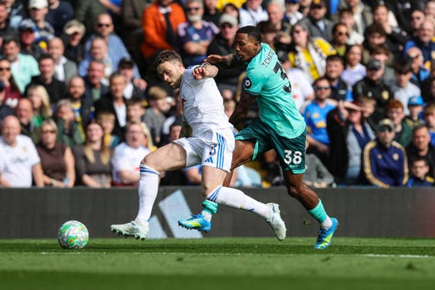Leeds United v Wolverhampton Wanderers, Premier League Gabriel Gudmundsson of Leeds United passes the ball during the Leeds United v Wolverhampton Wanderers Premier League match at Elland Road, Leeds, England on 18 April 2026 Credit: Richard Bierton Every Second Media Editorial use only. All images are copyright Every Second Media Limited. No images may be reproduced without prior permission. All rights reserved. Premier League and Football League images are subject to licensing agreements with Football DataCo Limited. see https: www.football-dataco.com Copyright: xIMAGO EveryxSecondxMediax ESM-1915-0044 RichardxBiertonx xEveryxSecondxMediax
