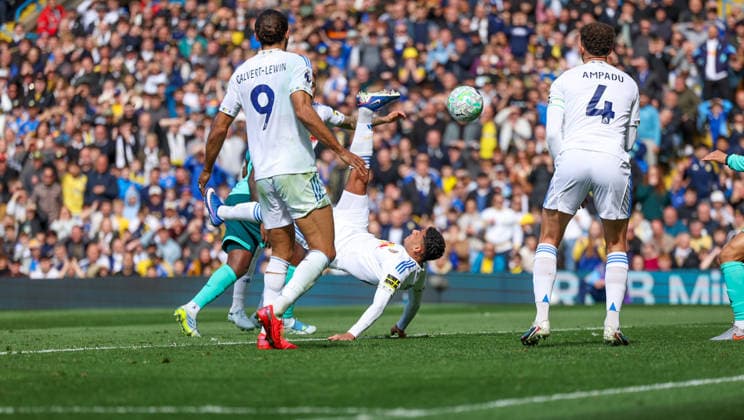 Leeds United v Wolverhampton Wanderers, Premier League GOAL 1-0 Leeds United defender James Justin (24) scores a goal to make the score 1-0 during the Premier League match between Leeds United and Wolverhampton Wanderers at Elland Road, Leeds, UK on 18 April 2026. Editorial use only DataCo restrictions apply See www.football-dataco.com , Copyright: xSimonxDaviesx PSI-24093-0019
