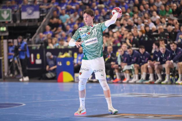 18.04.2026 ,xgox, Handball - DHB Pokal 1 2 Finale TBV Lemgo-Lippe - Füchse Berlin emspor, v.l. Nils Lichtlein (Berlin, 17) am Ball, plays the ball Koeln