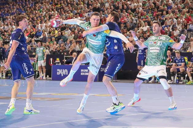 18.04.2026 ,xgox, Handball - DHB Pokal 1 2 Finale TBV Lemgo-Lippe - Füchse Berlin emspor, v.l. Lasse Andersson (Berlin, 11) wirft Tor, Torschuetze, erzielt Tor, Treffer, scores the goal Koeln