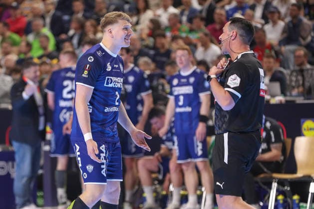 18.04.2026 ,xgox, Handball - DHB Pokal 1 2 Finale TBV Lemgo-Lippe - Füchse Berlin emspor, v.l. Lukas Hutecek (Lemgo, 2) diskutiert mit Schiedsrichter, Schiri, referee Koeln