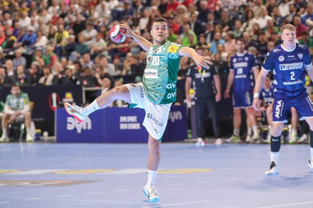 18.04.2026 ,xgox, Handball - DHB Pokal 1 2 Finale TBV Lemgo-Lippe - Füchse Berlin emspor, v.l. Tim Freihoefer (Berlin, 20) beim Siebenmeter Koeln