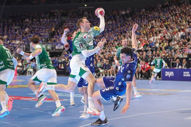 18.04.2026 ,xgox, Handball - DHB Pokal 1 2 Finale TBV Lemgo-Lippe - Füchse Berlin emspor, v.l. Mathias Gidsel (Berlin, 19), Samuel Zehnder (Lemgo, 4) Zweikampf, Duell, Kampf, tackle Koeln