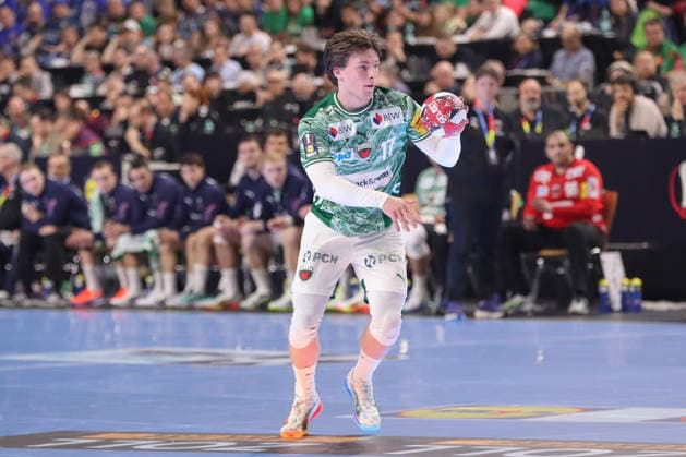 18.04.2026 ,xgox, Handball - DHB Pokal 1 2 Finale TBV Lemgo-Lippe - Füchse Berlin emspor, v.l. Nils Lichtlein (Berlin, 17) am Ball, plays the ball Koeln
