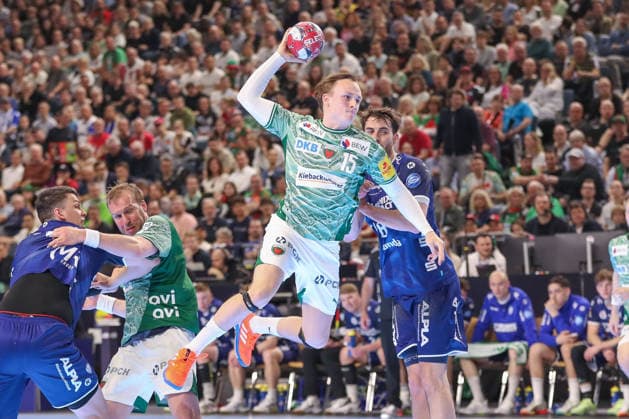 18.04.2026 ,xgox, Handball - DHB Pokal 1 2 Finale TBV Lemgo-Lippe - Füchse Berlin emspor, v.l. Tobias Grondahl (Berlin, 15) wirft Tor, Torschuetze, erzielt Tor, Treffer, scores the goal Koeln