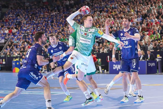 18.04.2026 ,xgox, Handball - DHB Pokal 1 2 Finale TBV Lemgo-Lippe - Füchse Berlin emspor, v.l. Tobias Grondahl (Berlin, 15) wirft Tor, Torschuetze, erzielt Tor, Treffer, scores the goal Koeln