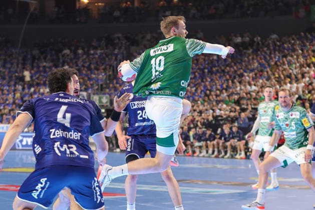 18.04.2026 ,xgox, Handball - DHB Pokal 1 2 Finale TBV Lemgo-Lippe - Füchse Berlin emspor, v.l. Mathias Gidsel (Berlin, 19) wirft Tor, Torschuetze, erzielt Tor, Treffer, scores the goal Koeln