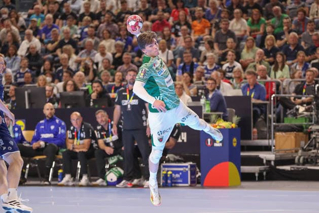 18.04.2026 ,xgox, Handball - DHB Pokal 1 2 Finale TBV Lemgo-Lippe - Füchse Berlin emspor, v.l. Nils Lichtlein (Berlin, 17) wirft Tor, Torschuetze, erzielt Tor, Treffer, scores the goal Koeln