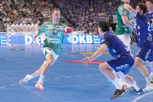 18.04.2026 ,xgox, Handball - DHB Pokal 1 2 Finale TBV Lemgo-Lippe - Füchse Berlin emspor, v.l. Mathias Gidsel (Berlin, 19), Samuel Zehnder (Lemgo, 4) Zweikampf, Duell, Kampf, tackle Koeln