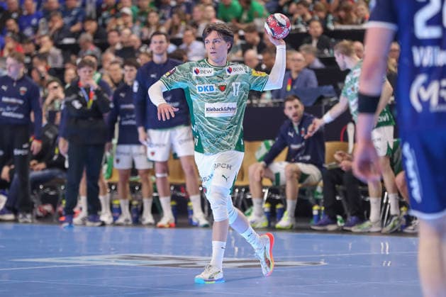 18.04.2026 ,xgox, Handball - DHB Pokal 1 2 Finale TBV Lemgo-Lippe - Füchse Berlin emspor, v.l. Nils Lichtlein (Berlin, 17) am Ball, plays the ball Koeln