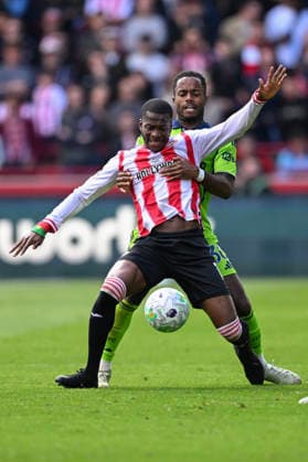 Brentford v Fulham Premier League Dango Ouattara of Brentford tangles with Ryan Sessegnon of Fulham during the Premier League match at the Gtech Community Stadium, Brentford 18 04 2026 UK Newspapers OUT Copyright: xJeremyxLandeyx FIL-23305-0098