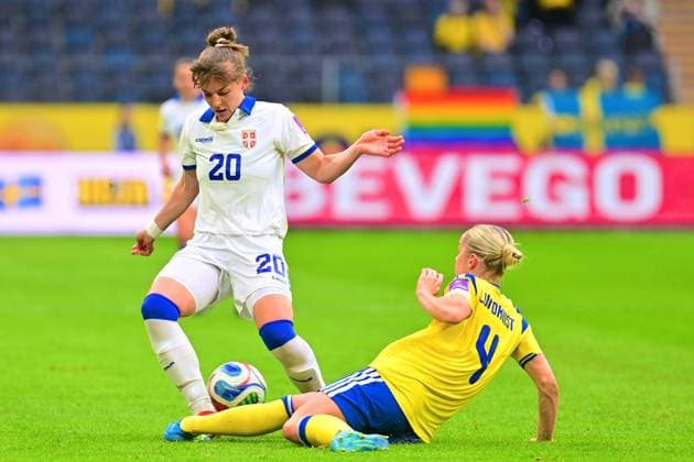 Strawberry Arena SOLNA, SWEDEN - APRIL 18: Hanna Lundkvist of Sweden and Milica Bulatovic of Serbia in the World Cup 2027 qualifier match between Sweden and Serbia at Strawberry Arena on April 18, 2026 in Solna, Sweden. (Peter Sonander SPP) Copyright: xPeterxSonander SPPx Sportspressphoto_SPR132096