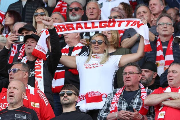 18.04.2026, xtgx, Fussball 1. Bundesliga, 1. FC Union Berlin - VfL Wolfsburg emspor, v.l. Symbolfoto, Symbolbild, Symbol Fans, Zuschauer, Publikum, Tribuene Schal Fußballgöttin (DFL DFB REGULATIONS PROHIBIT ANY USE OF PHOTOGRAPHS as IMAGE SEQUENCES and or QUASI-VIDEO) Berlin