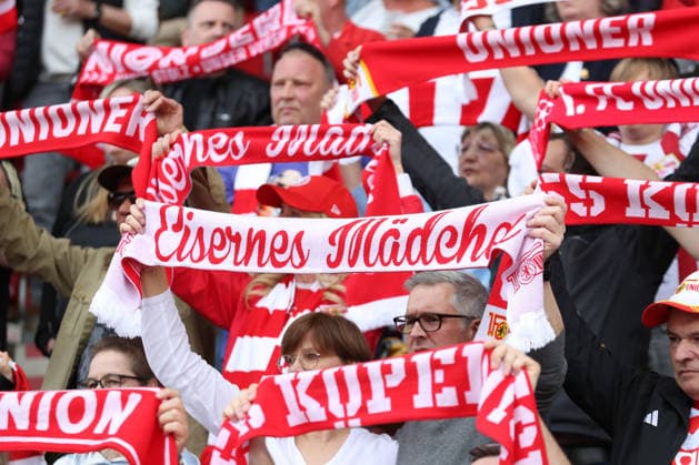 18.04.2026, xtgx, Fussball 1. Bundesliga, 1. FC Union Berlin - VfL Wolfsburg emspor, v.l. Symbolfoto, Symbolbild, Symbol Fans, Zuschauer, Publikum, Tribuene Schal Eisernes Mädchen (DFL DFB REGULATIONS PROHIBIT ANY USE OF PHOTOGRAPHS as IMAGE SEQUENCES and or QUASI-VIDEO) Berlin