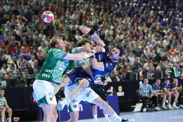GER, Lanxess Arena Koeln, HBL, LIDL FINAL4, Men, 1. Halbfinale: TVB Lemgo Lippe vs. Fuechse Berlin 18.04.2026, Lanxess Arena , Koeln , GER, Lanxess Arena Koeln, HBL, LIDL FINAL4, Men, 1. Halbfinale: TVB Lemgo Lippe vs. Fuechse Berlin, im Bild: Tim Suton (TBV Lemgo 23), im Zweikampf gegen Max Darj (Fuechse Berlin 5),