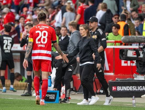 Fußball, Herren, Saison 2025 2026, 1. Bundesliga (30. Spieltag), 1. FC Union Berlin - VfL Wolfsburg, v. l. Christopher Trimmel (1. FC Union), Trainerin Marie-Louise Eta (1. FC Union Berlin), Co-Trainer Andreas Kerwin (1. FC Union), 18.04. 2026,