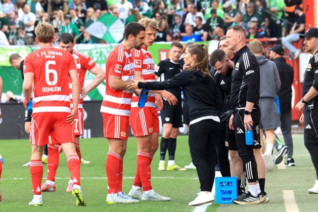 DEU, DFL, 1. FBL, 1.FC Union vs. VfL Wolfsburg, 18.04.2026, Stadion Alte Foersterei, Berlin, DEU, DFL, 1. FBL, 1.FC Union vs. VfL Wolfsburg, im Bild: Cheftrainer Marie-Louise Eta (1.FC Union Berlin), Rani Khedira (1.FC Union Berlin 8), Leopold Querfeld (1.FC Union Berlin 14), Unioner-Spielerkreis, Aljoscha Kemlein (1.FC Union Berlin 6) DFL - regulations prohibit any use of Photographs as image sequences and or quasi-video