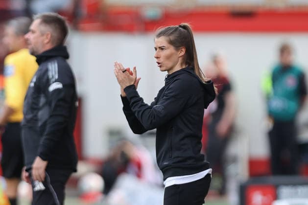 18.04.2026, xtgx, Fussball 1. Bundesliga, 1. FC Union Berlin - VfL Wolfsburg emspor, v.l. Marie Louise Eta (Union Berlin, Trainerin) gibt Anweisungen, gestikuliert mit den Armen, gesticulate, gives instructions (DFL DFB REGULATIONS PROHIBIT ANY USE OF PHOTOGRAPHS as IMAGE SEQUENCES and or QUASI-VIDEO) Berlin